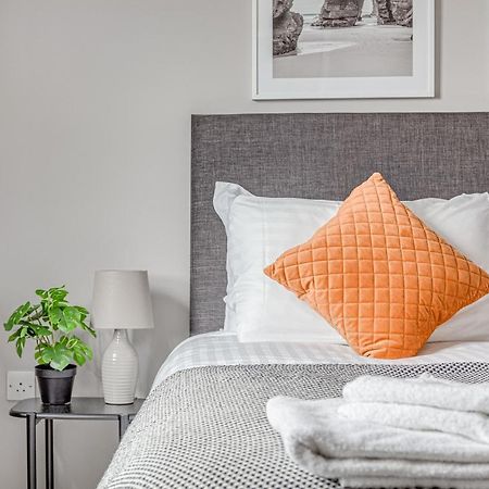 Contemporary 2 Bedroom Apt, Town Centre By Tent Serviced Apartments Chertsey Exteriör bild