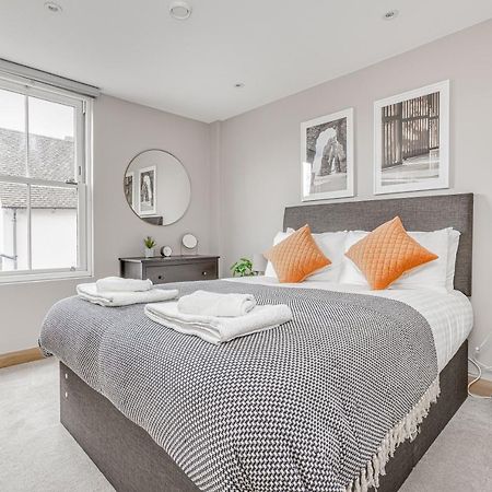 Contemporary 2 Bedroom Apt, Town Centre By Tent Serviced Apartments Chertsey Exteriör bild