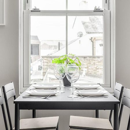 Contemporary 2 Bedroom Apt, Town Centre By Tent Serviced Apartments Chertsey Exteriör bild