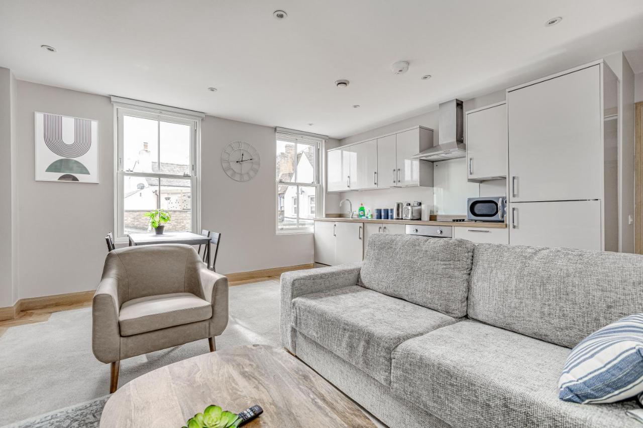 Contemporary 2 Bedroom Apt, Town Centre By Tent Serviced Apartments Chertsey Exteriör bild