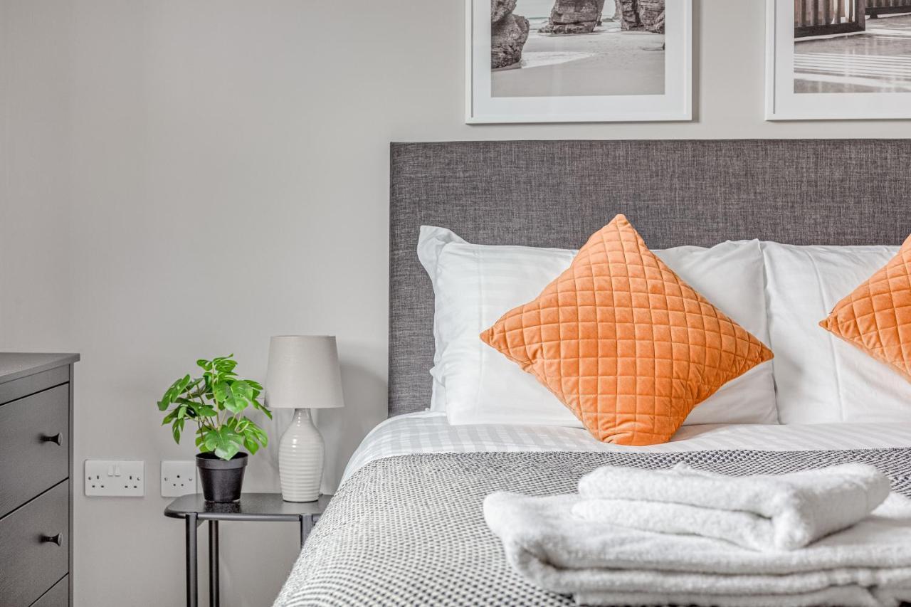 Contemporary 2 Bedroom Apt, Town Centre By Tent Serviced Apartments Chertsey Exteriör bild
