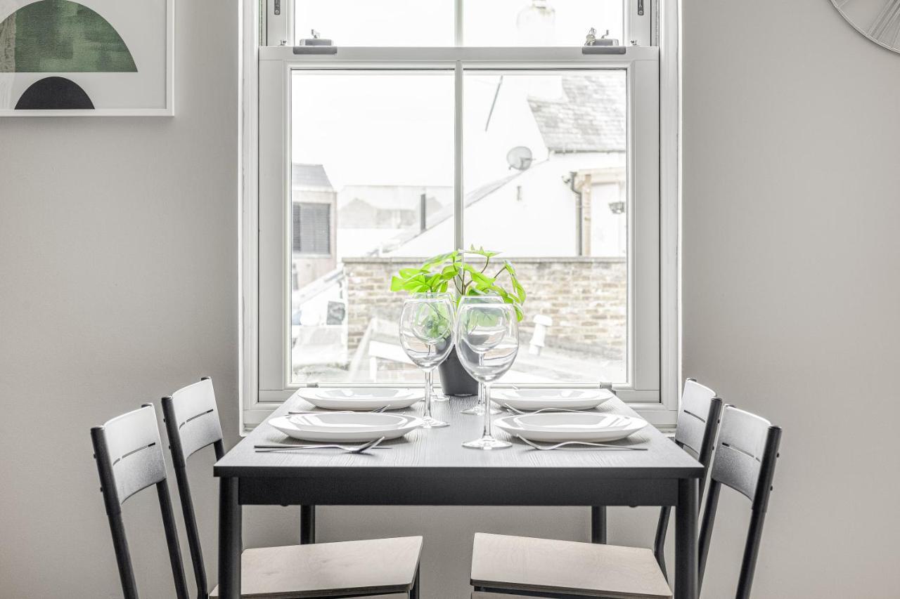 Contemporary 2 Bedroom Apt, Town Centre By Tent Serviced Apartments Chertsey Exteriör bild