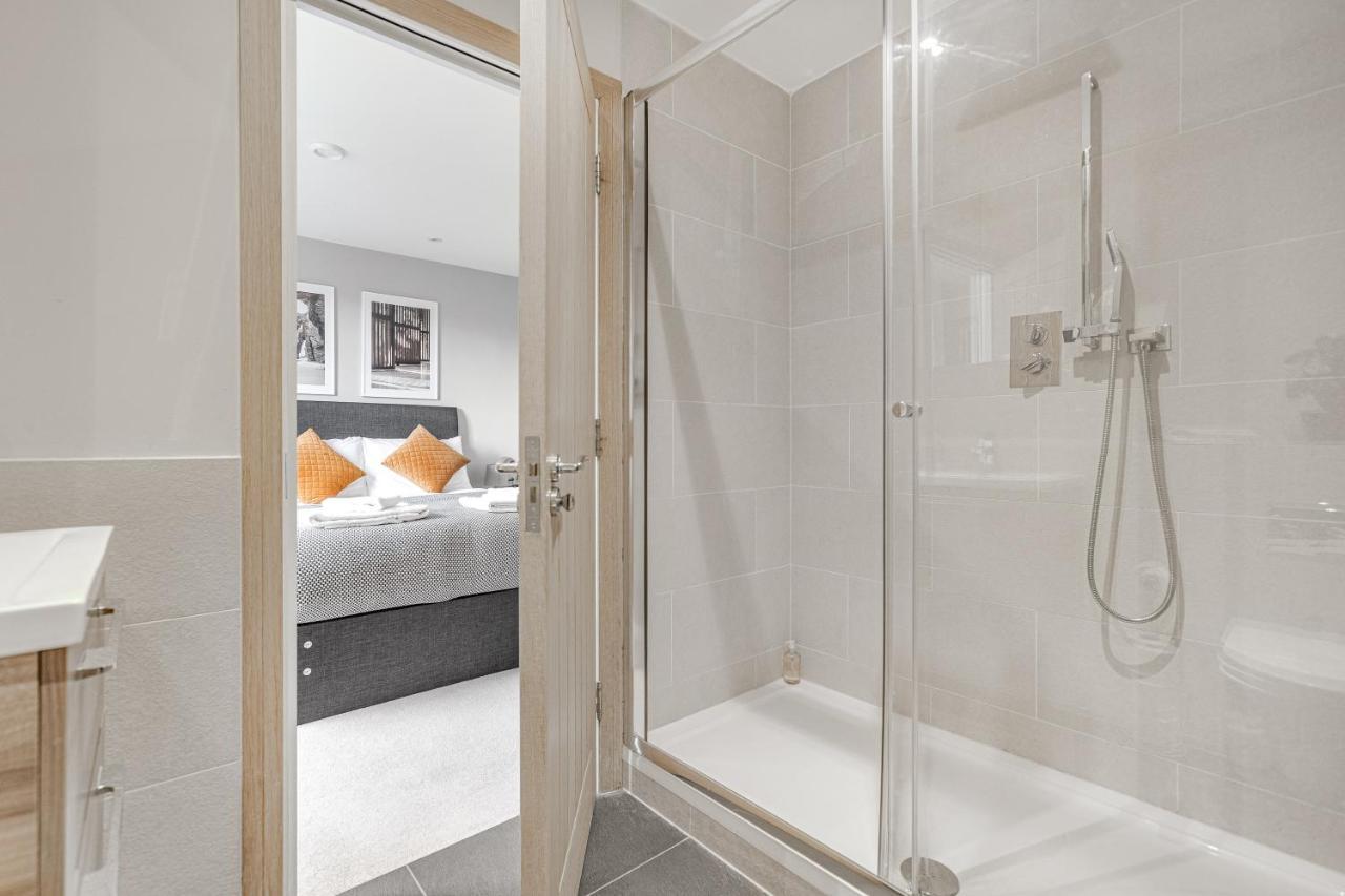 Contemporary 2 Bedroom Apt, Town Centre By Tent Serviced Apartments Chertsey Exteriör bild
