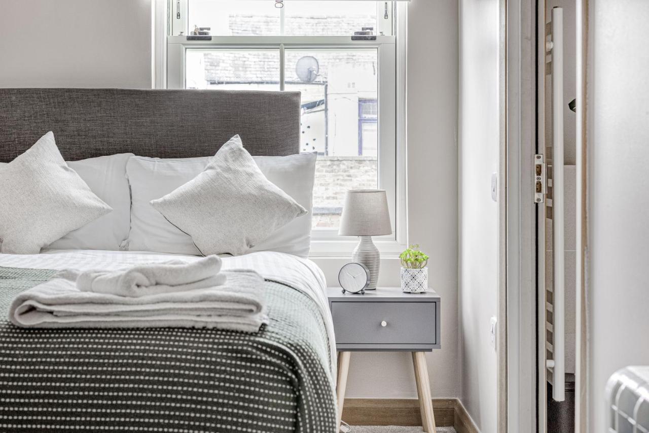 Contemporary 2 Bedroom Apt, Town Centre By Tent Serviced Apartments Chertsey Exteriör bild